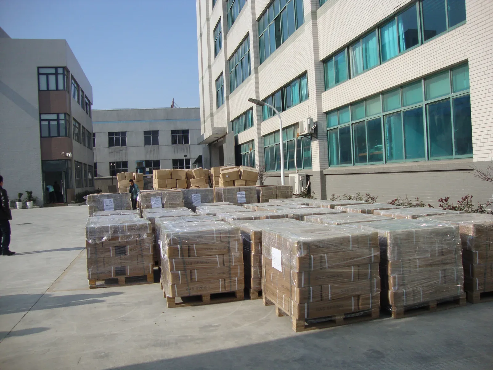 Palletized and wrapped export cartons of gas springs
