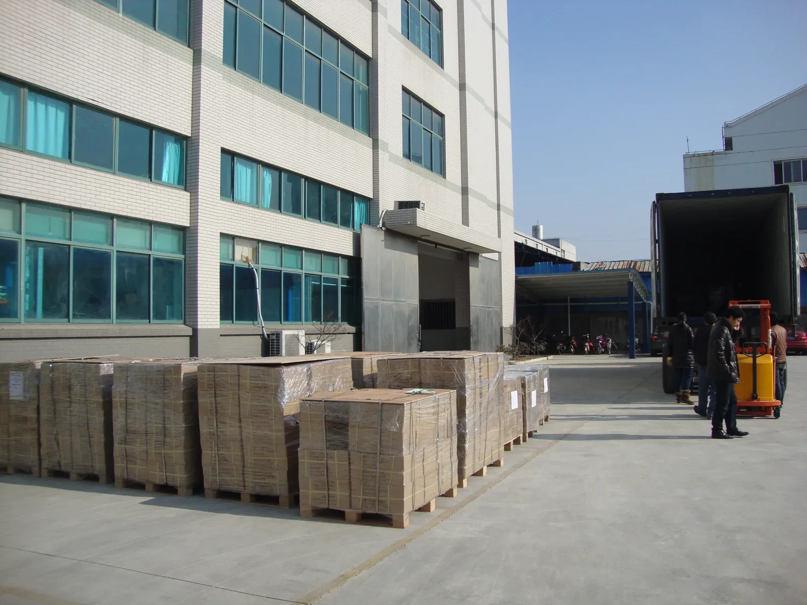 Forklift loading gas spring pallets for export