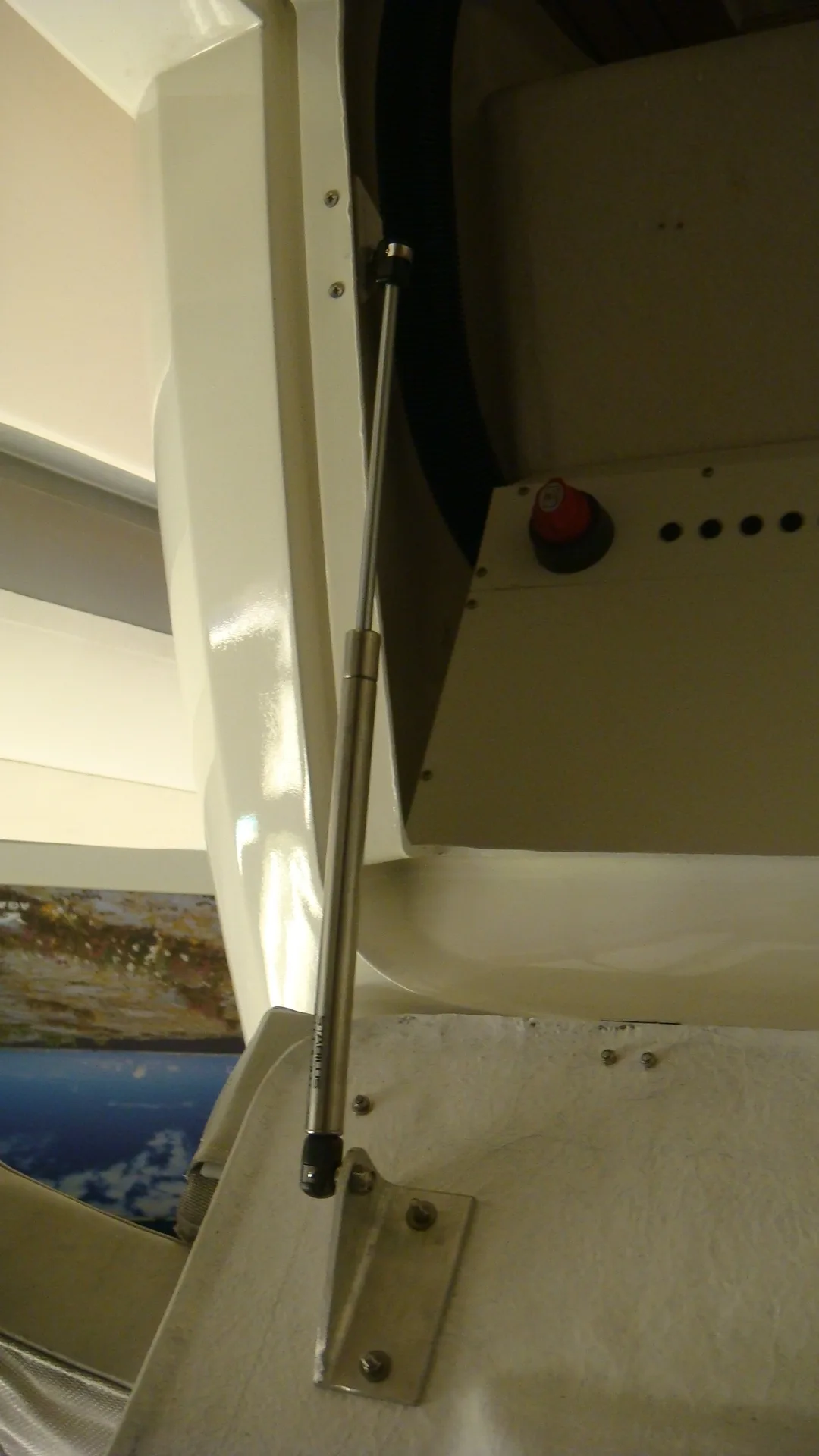 Gas strut supporting a marine hatch mechanism